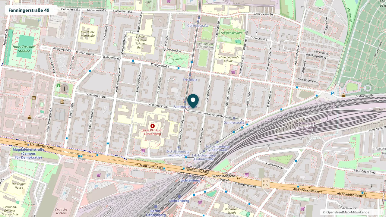 Kartenausschnitt von Berlin-Lichtenberg. Die Markierung liegt auf der Fanningerstraße 49, südlich davon verlaufen die Frankfurter Allee und die Gleise des Bahnhofs Lichtenberg.